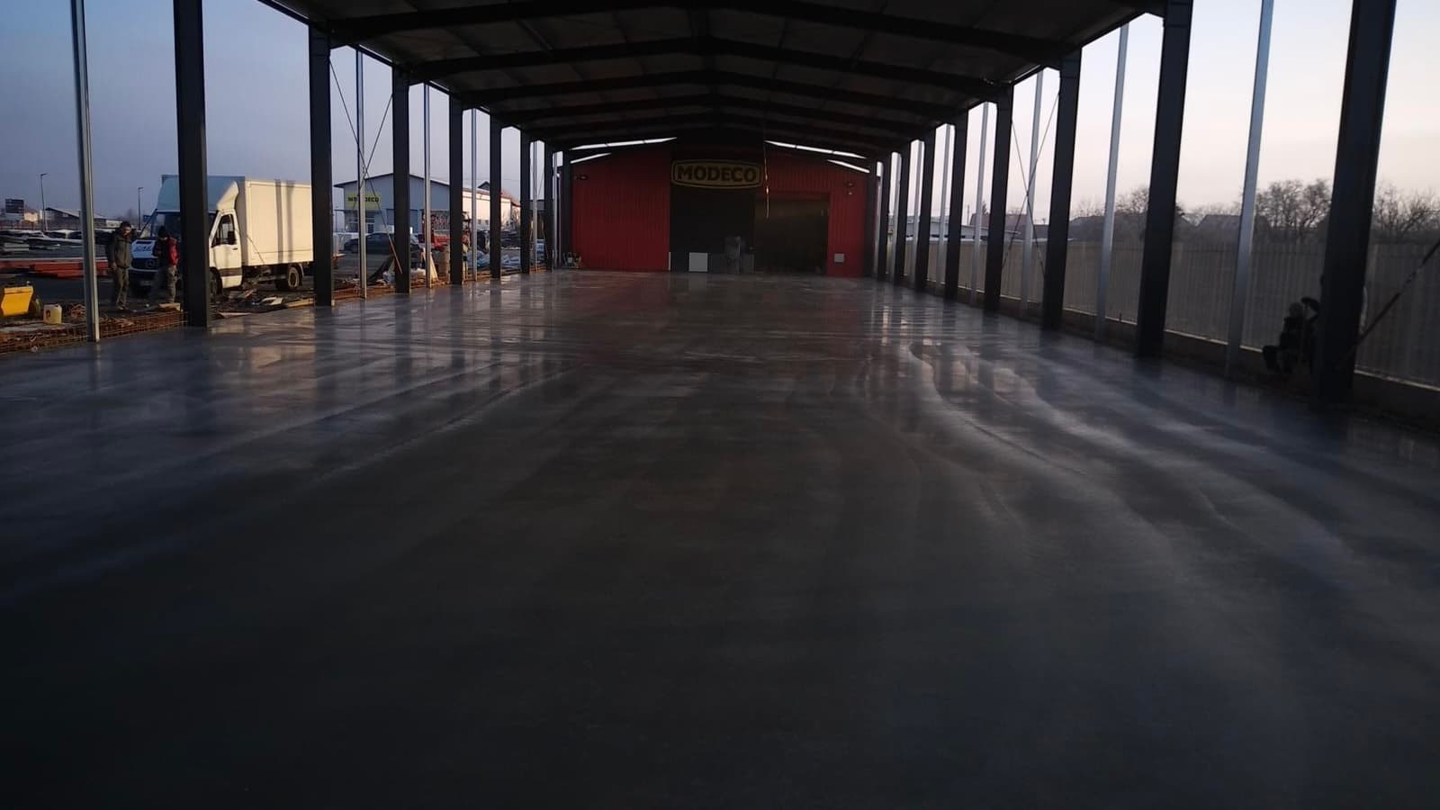 Polirani industrijski pod u proizvodnoj hali